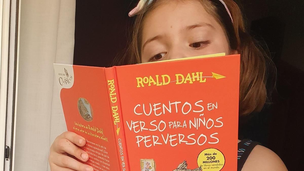 Eleonor con su libro favorito