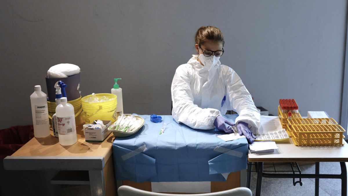 Una sanitaria se dispone a tomar muestras de sangre en el marco del estudio de seroprevalencia del COVID-19.