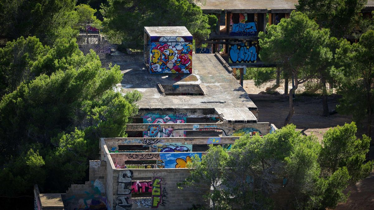 La construcción se levantó en suelo rústico y pervirtiendo la costa pitiusa