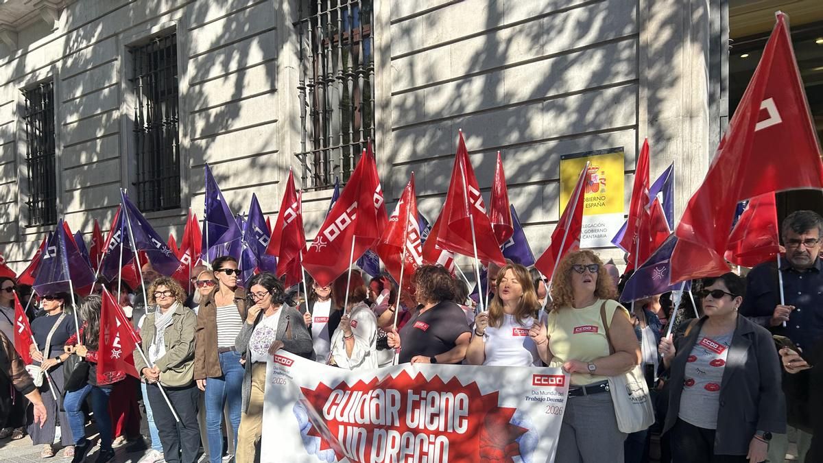 Concentración de CCOO para reclamar profesionalizar el sector de las personas cuidadoras.