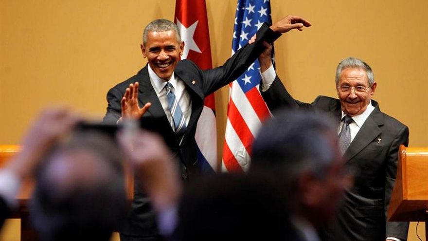 Obama "se resistió" a la foto con Raúl Castro debido a diferencias en la relación