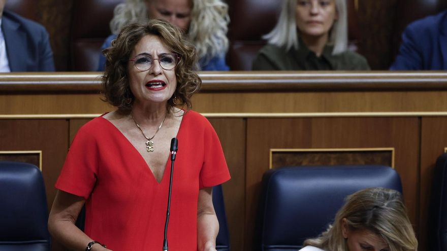 La vicepresidenta primera del Gobierno y ministra de Hacienda, María Jesús Montero, interviene durante la sesión de control al Ejecutivo que acoge el Congreso este miércoles.