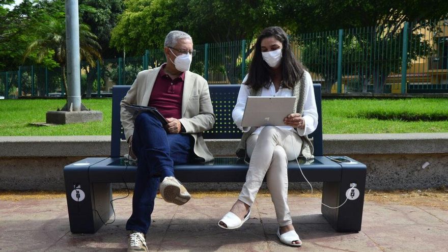 concejala de Sostenibilidad Ambiental, Belén Hidalgo y el concejal de Participación Ciudadana, Prisco Navarro en uno de los bancos solares ubicados en la capital grancanaria.