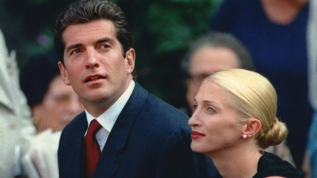John F. Kennedy Jr. y Carolyn Bessette en Bracciano, en la boda de la periodista Christiane Amanpour y el portavoz del Departamento de Estado de EE. UU., James Rubin en 1998.