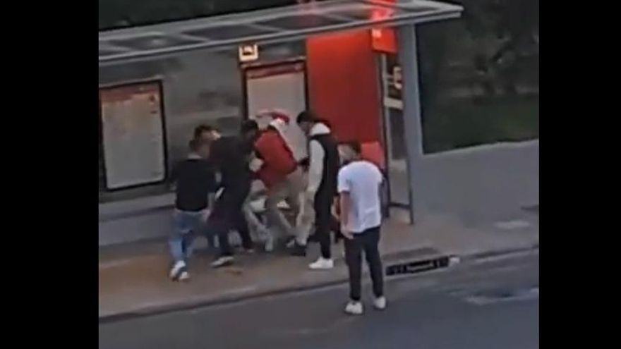 La policía investiga la agresión grupal a un joven en València a grito de "maricón" como presunto delito de odio