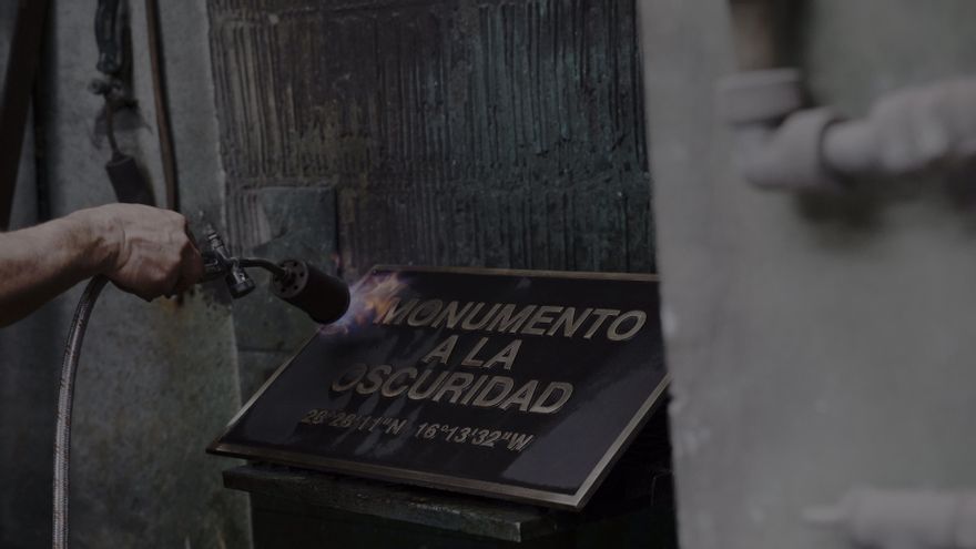 Realización de la placa Monumento a la oscuridad.