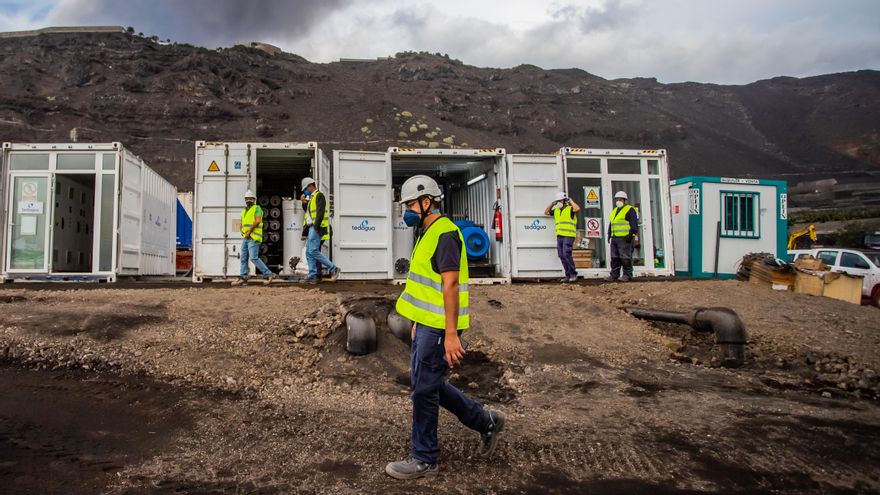 Un grupo de profesionales trabaja en la instalación de dos desaladoras en Puerto Naos