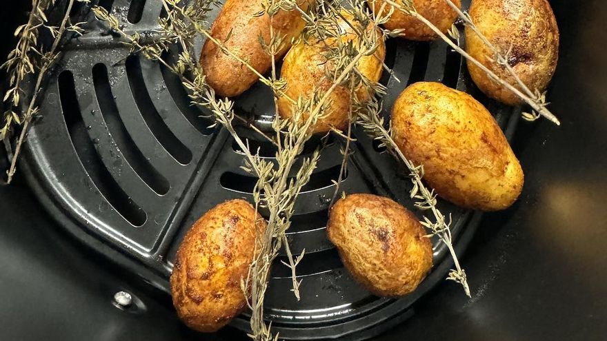 Seis tipos de alimentos que no debes poner en la freidora de aire