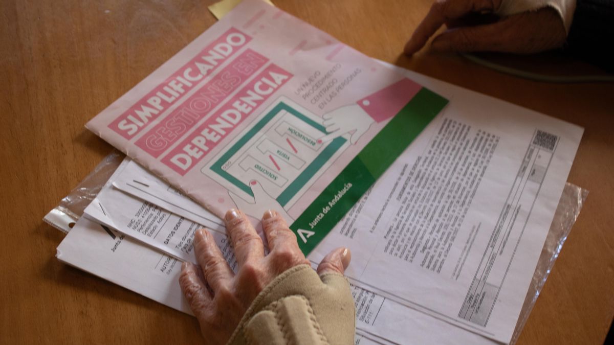 María Martínez, con un folleto de simplificación administrativa de la Junta de Andalucía en materia de dependencia.