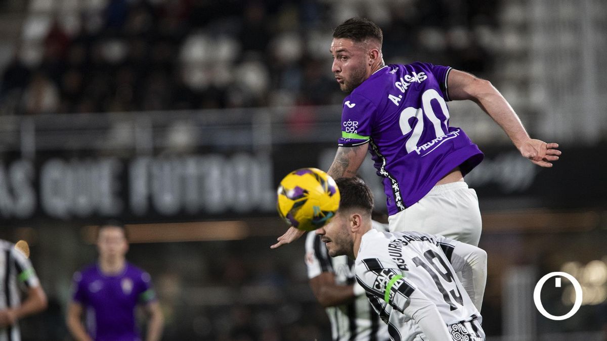 Antonio Casas cabecea un balón en el partido ante el FC Cartagena