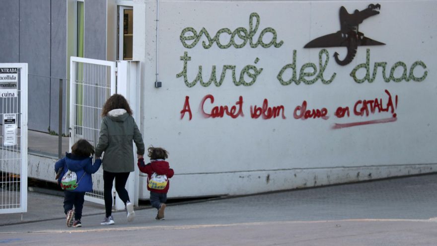 Imputados cuatro hombres por tuits "hirientes" contra la familia de Canet que pidió más castellano en clase