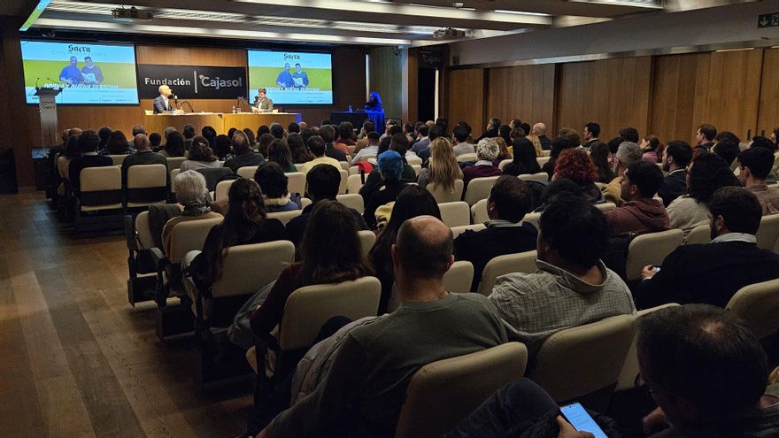 Éxito de público en Cajasol para disfrutar del episodio en directo del pódcast 'Sacra Conversazione' sobre el Gran Poder