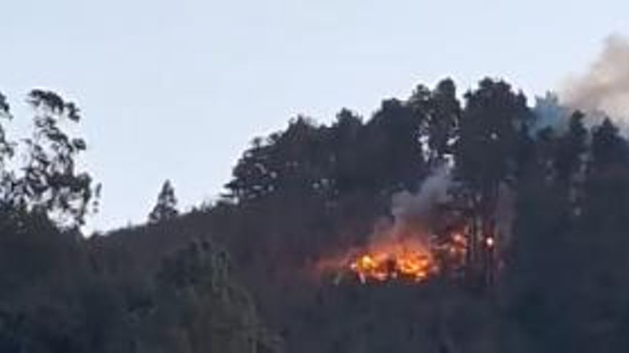 Estabilizados los focos principales del incendio de Tenerife, que afecta a 30 hectáreas y mantiene a 2.600 personas evacuadas