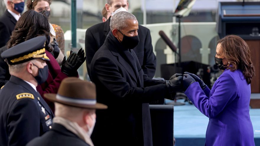 Barack Obama saluda a la vicepresidenta de EEUU Kamala Harris antes de la toma de posesión.