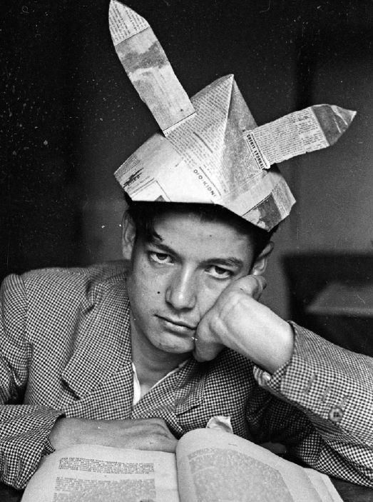 1940. Un joven suspendido y caricaturizado, repasa la lección con orejas de burro.
ARCM.