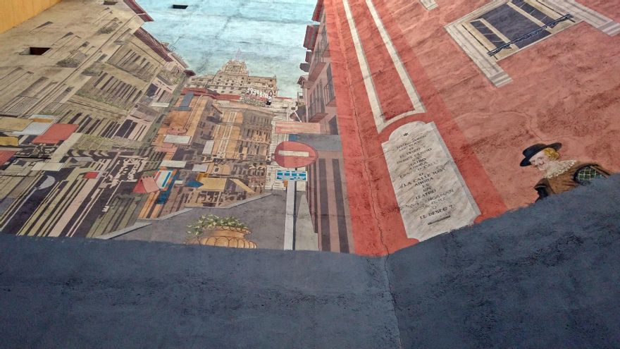 Pintura gris sobre el 'mural espejo' en el corazón de Madrid