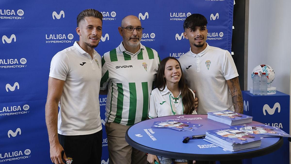 Isma Ruiz y Kevin Medina firman autógrafos a los aficionados del Córdoba CF