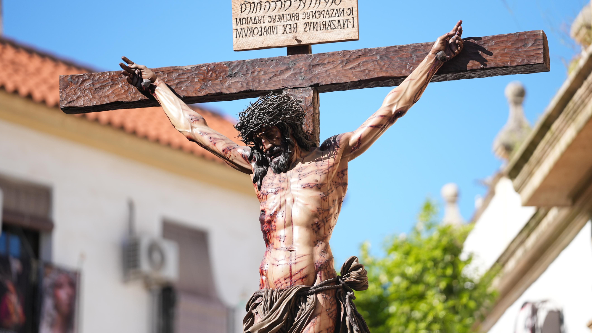La estación de penitencia de la Hermandad Universitaria, en imágenes