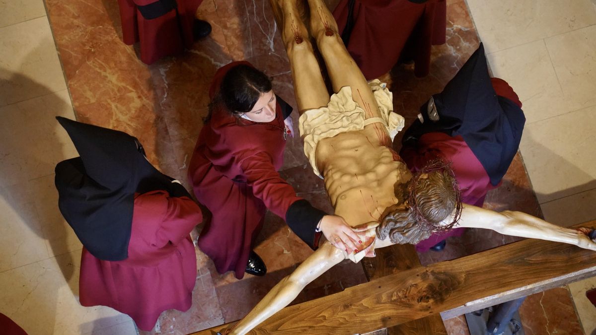 Celebración del acto del Desenclavo de Cristo tras la suspensión de la procesión organizada por la Cofradía del Santo Cristo del Desenclavo.
