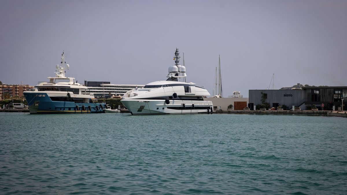Dos embarcaciones de gran envergadura amarradas junto al restaurante Roto, de prestigioso caché