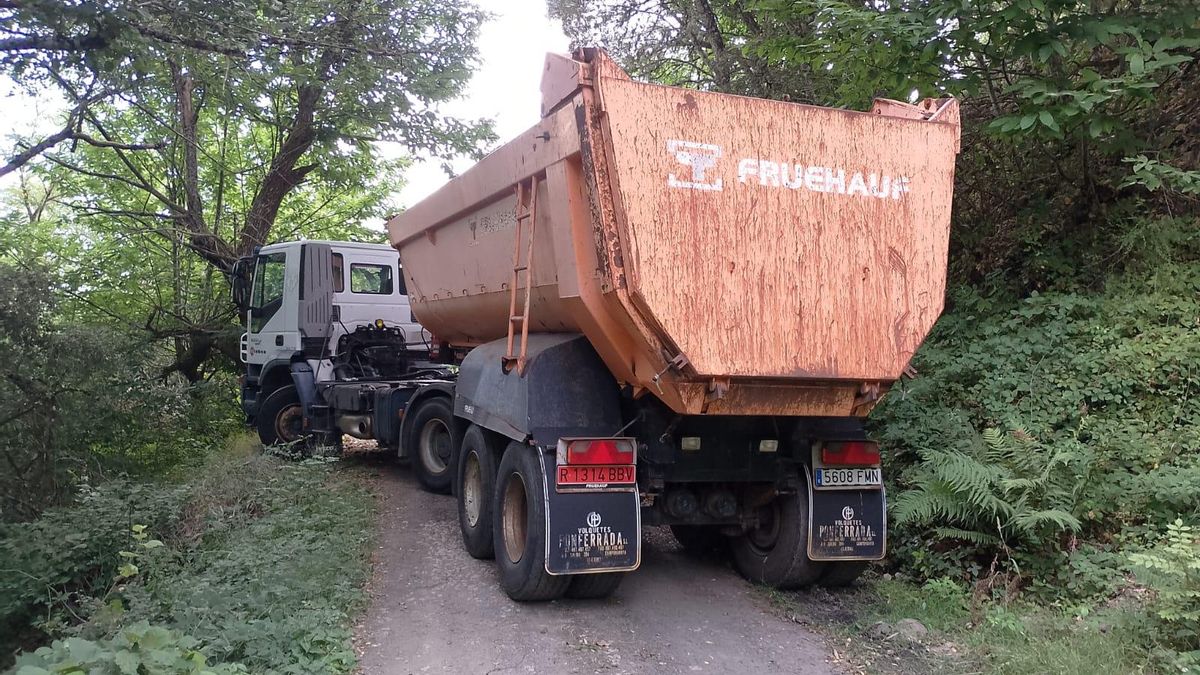 Las guerras del carbón nunca acaban: el camión que bloquea un camino en Librán y desvela la guerra por el mineral que queda