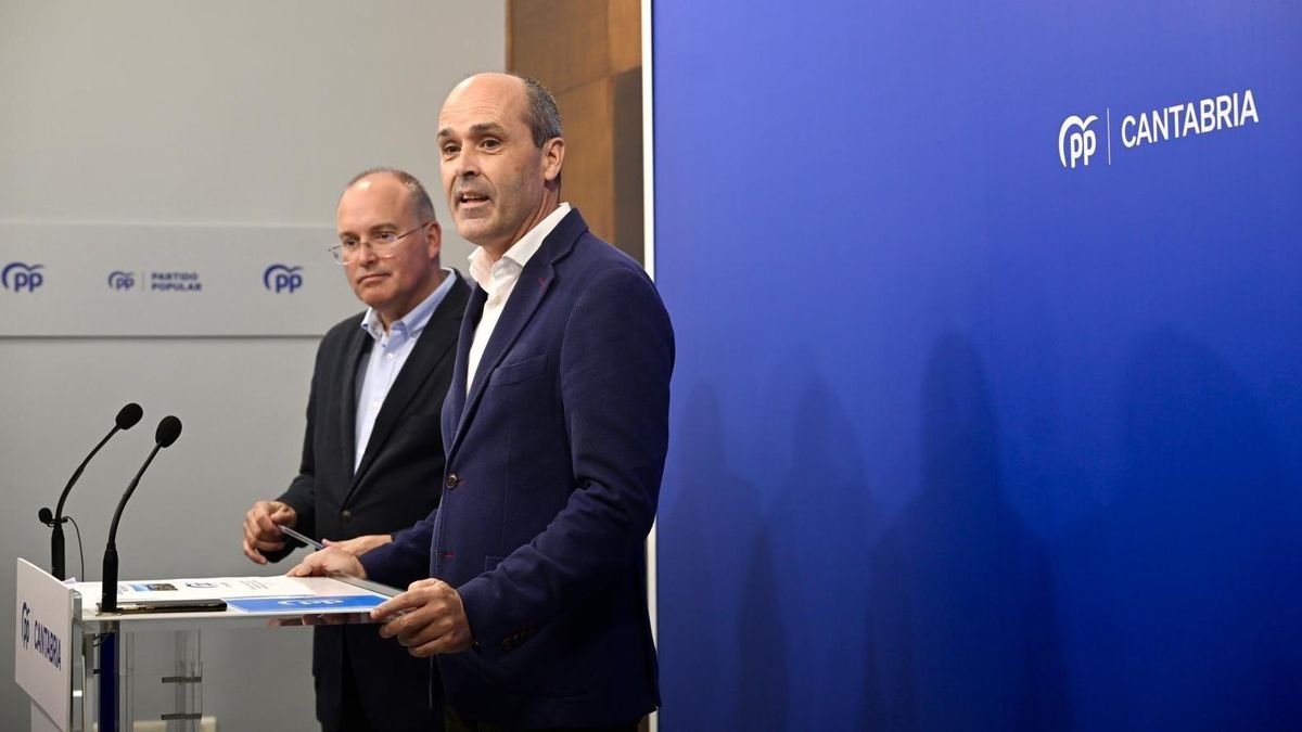 El portavoz del grupo popular en el Parlamento de Cantabria, Juan José Alonso, acompañado del secretario general del PP a nivel nacional, Miguel Tellado.