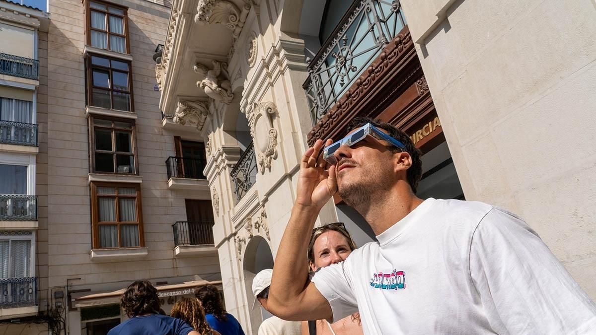 Cómo usar las gafas para ver el eclipse solar del 12 de agosto