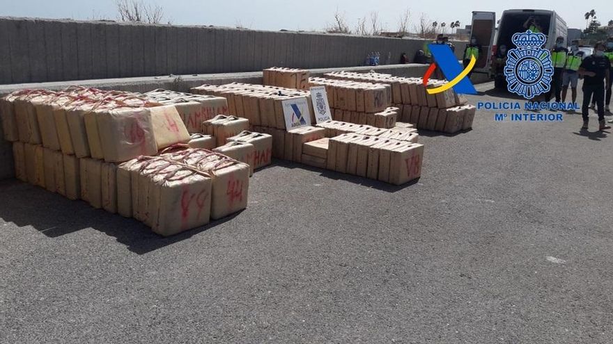 Fardos de droga descargados de uno de los narcoveleros interceptados