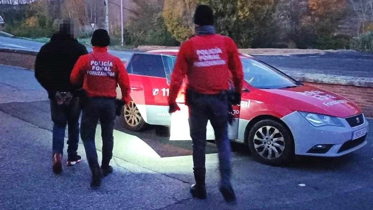 La Policía Foral detiene a dos personas que trataban de huir a pie tras abandonar una maleta con 56 kilos de droga
