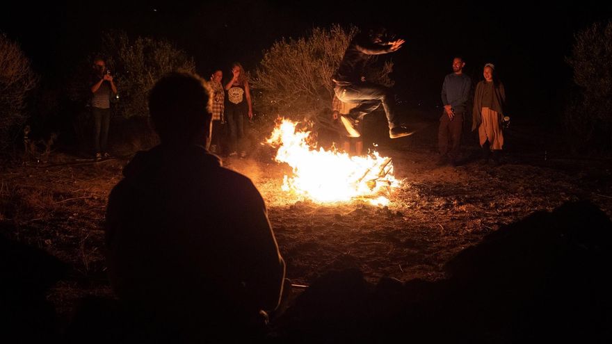 Varias personas saltan una hoguera en las inmediaciones de la localidad de Lajares, en La Oliva (Fuerteventura) en la noche de San Juan.