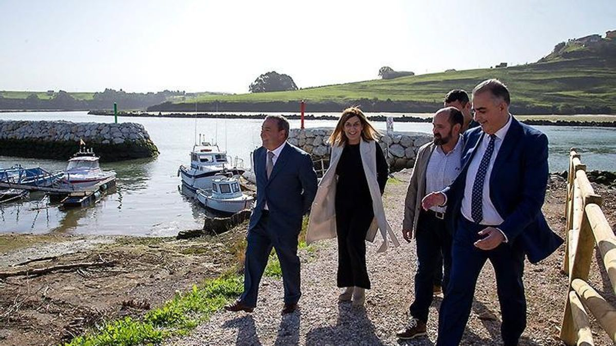 La presidenta de Cantabria, María José Sáenz de Buruaga, y el consejero de Fomento, Robero Media, visitan La Pozona de Miengo, en foto de archivo