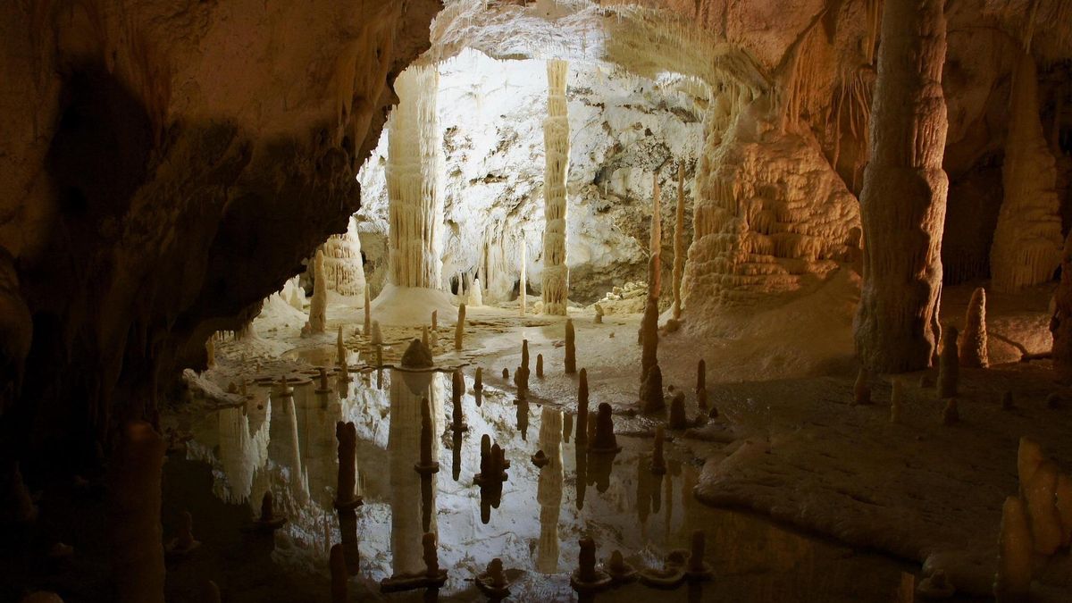 Con innumerables estalactitas y estalagmitas y más de 30 kilómetros de túneles, es una de las pocas grutas kársticas de Italia