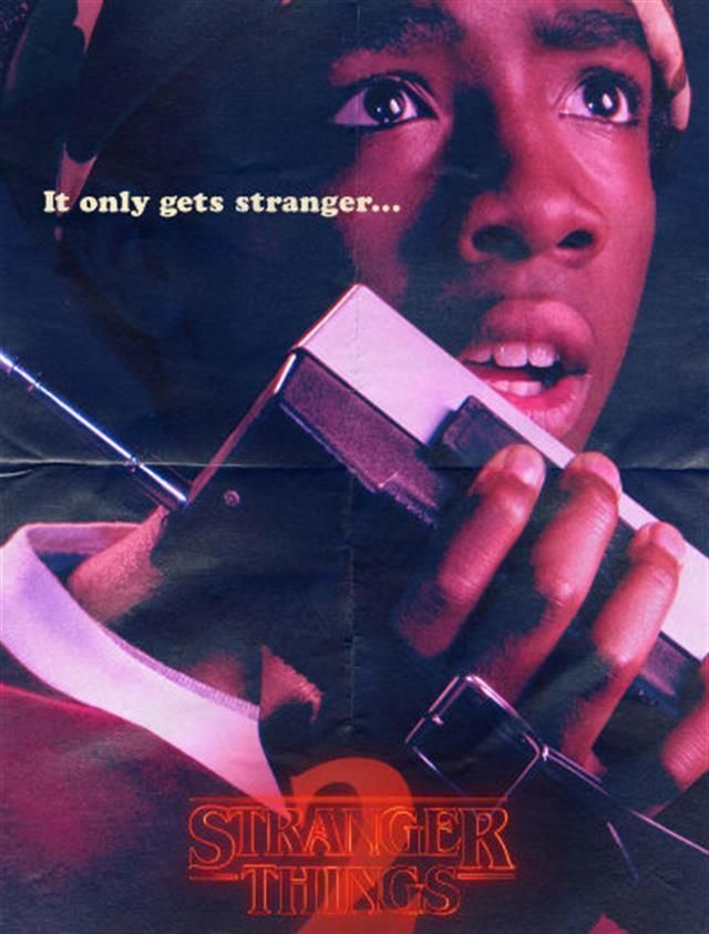 Caleb McLaughlin en el póster oficial de la 2ª de Stranger Things
