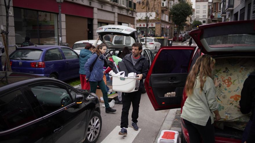 Traslado de las cosas de Doña Charo tras ser desahuciada este jueves en Madrid.
