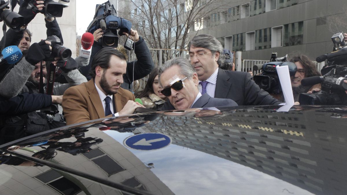 El juez no retira el pasaporte a Blesa, golpeado por una pancarta de preferentistas al salir de los juzgados