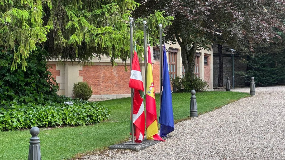 Banderas oficiales a media asta en el Palacio de Ajuria Enea.