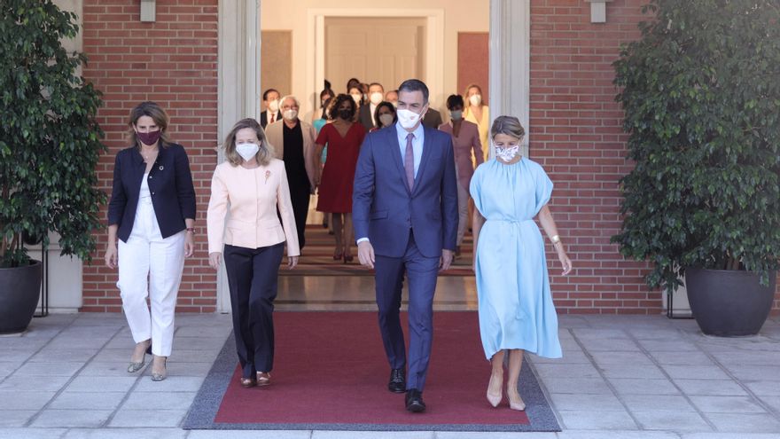 La vicepresidenta tercera del Gobierno y ministra para la Transición Ecológica y el Reto Democrático, Teresa Ribera; la vicepresidenta primera del Gobierno y ministra de Asuntos Económicos y Transformación Digital, Nadia Calviño; el presidente del Gobierno, Pedro Sánchez y la vicepresidenta segunda del Gobierno y ministra de Trabajo y Economía Social, Yolanda Díaz, a su salida del Palacio de la Moncloa, después de participar en el primer Consejo de Ministros tras la remodelación del Gobierno, a 13 de julio de 2021, en Madrid (España).