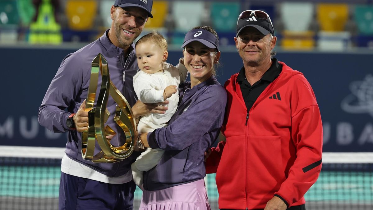 La tenista Belinda Bencic celebra el título de Abu Dhabi este 2025 posando con su hija y su equipo.