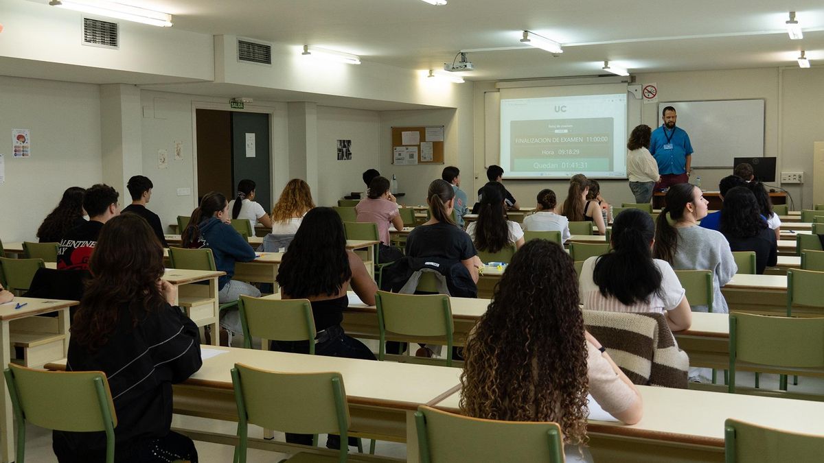 Alumnos en el primer día de la PAU en Cantabria.