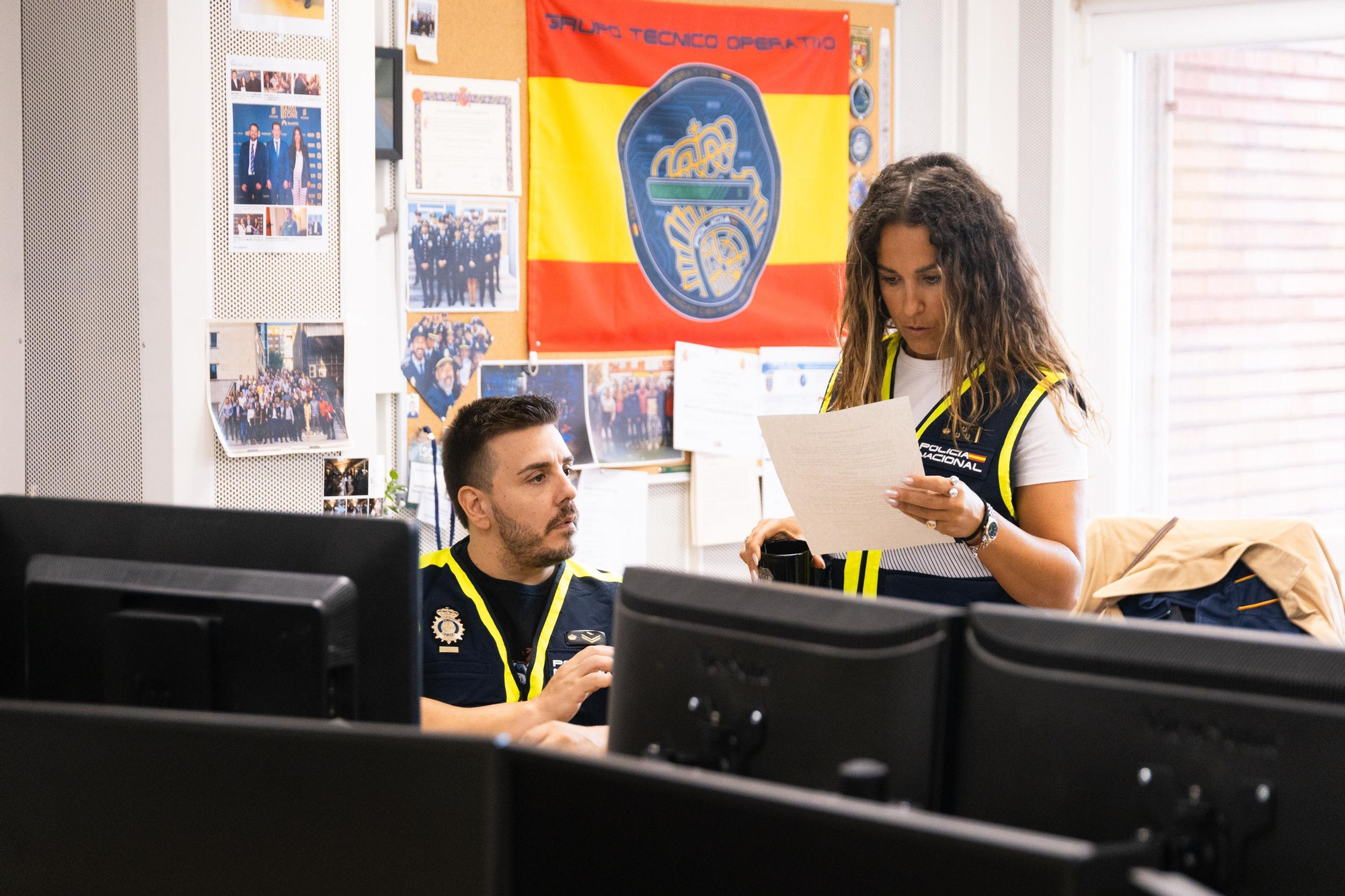 La inspectora Alexandra Martínez-Azpiazu, junto a otro agente de la unidad.