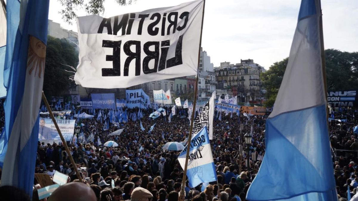 Una multitud de militantes copó Parque Lezama.