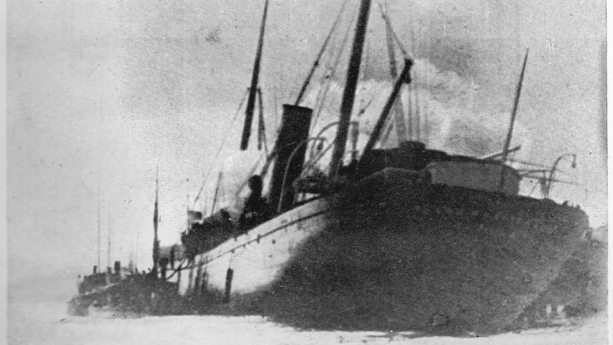 El vapor Cabo Machicaco instantes antes de su explosión mientras estaba atracado en el puerto de Santander. Foto tomada de "El Avance montañés. Libro sobre la exposición de mismo nombre". Santander 1950.