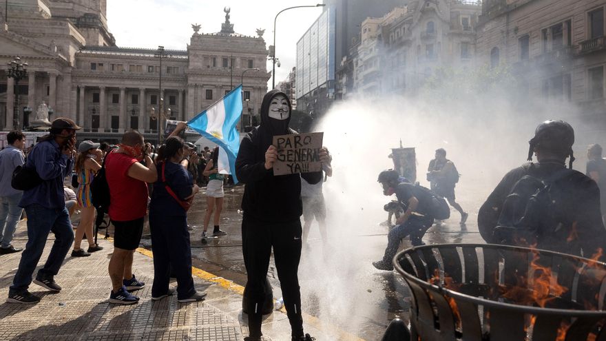 El Senado argentino aprueba la reforma laboral de Milei que contempla la jornada de 12 horas y recorta derechos entre fuertes protestas