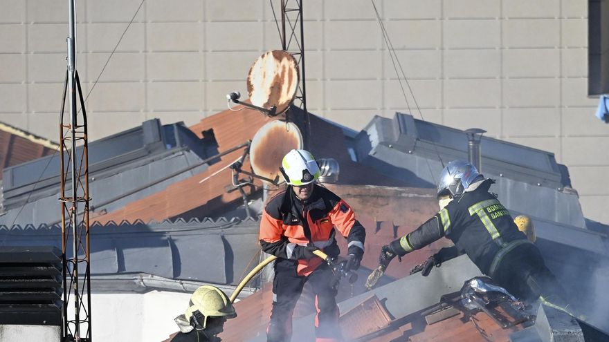 Varios bomberos trabajan en la extinción del incendio del edificio de Juan de la Cosa en Santander.