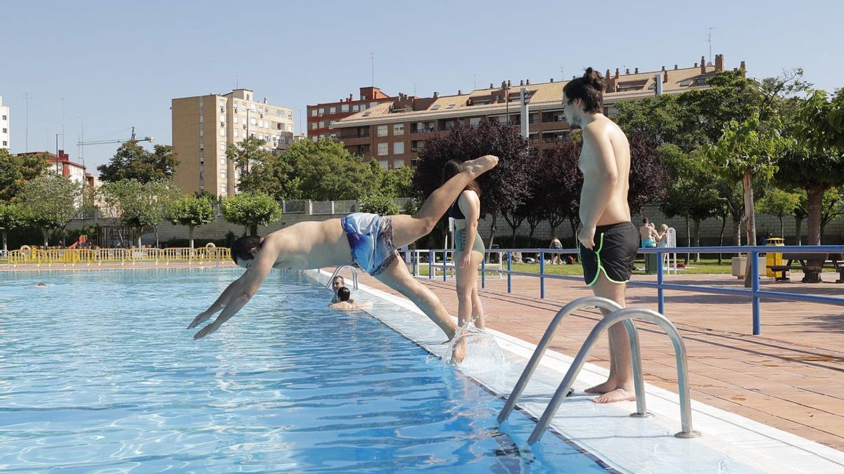 Prohibido entrar a las piscinas de Zaragoza con patinete o bici, incluso plegados: estas son las nuevas normas