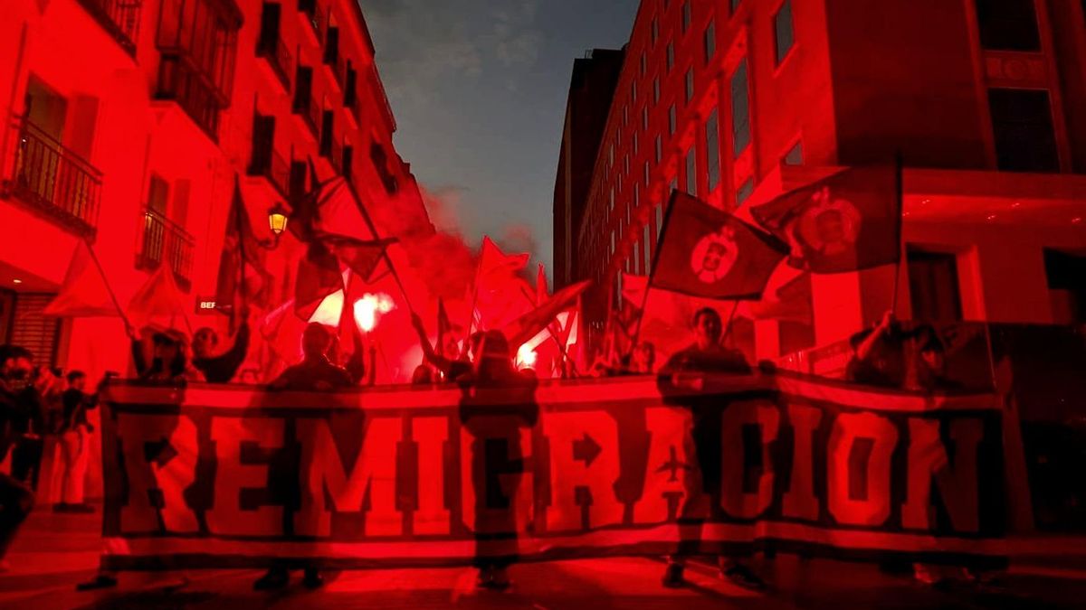 El racismo trae la 'guerra fría' a Madrid en dos manifestaciones enfrentadas y con la Falange llamando “invadir” a regularizar