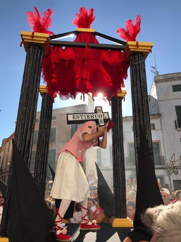 El performer Albert Iglesias en Felanitx durante una de sus procesiones en 2022.