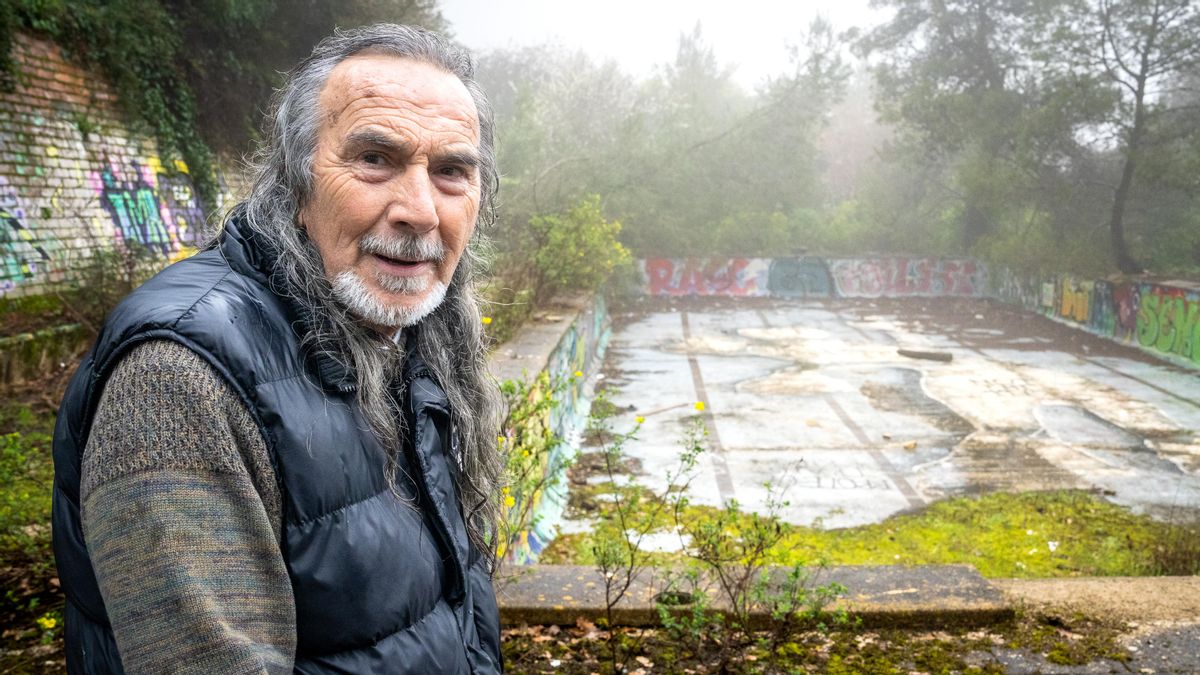 Lale, uno de los exalumnos de La Ciudad de los Muchachos, visita las ruinas del orfanato