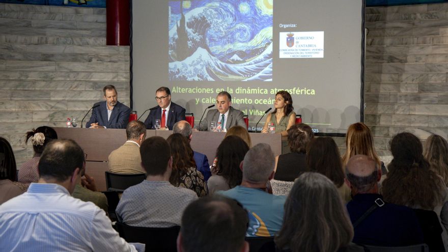 El consejero de Medio Ambiente, Roberto Medial, inaugura la jornada 'Perspectivas del Cambio Climático y su Impacto en Cantabria' organizada por Ejecutivo y AEMET