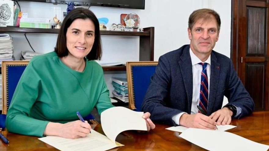 Gema Igual y Enrique Conde firman el convenio de colaboración